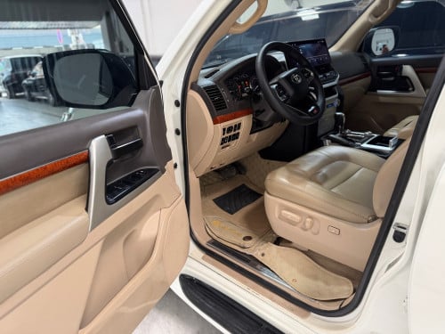 Land Cruiser 2012 up 2021 ( ឡេីង​ខាងក្នុងនឹងខាងក្រៅ​ )