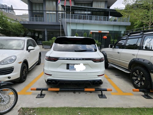 Porsche hybrid, 12 up  full option 🥰🥰ឡានថ្មី អត់សូវជីះថែរណាស់លេងអស់1មុឺនជាង ចង់ដូរសេរី🥰🌺🌺2xxxx