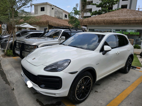 Porsche hybrid, 12 up  full option 🥰🥰ឡានថ្មី អត់សូវជីះថែរណាស់លេងអស់1មុឺនជាង ចង់ដូរសេរី🥰🌺🌺2xxxx