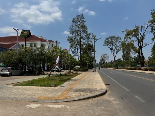 អគារអាជីវកម្មនៅជិតព្រះរាជដំណាក់ សម្រាប់លក់តម្លៃក្រោមទីផ្សារ