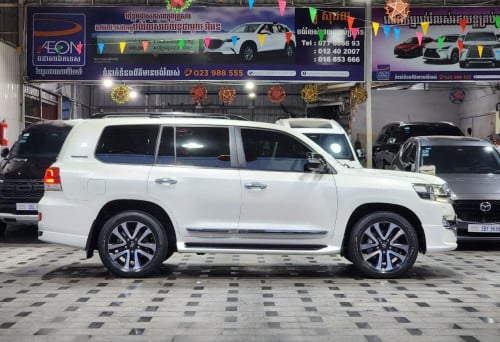 TOYOTA LANDCRUISER 2019 Executive Lounge (ម៉ាស៊ូត)
