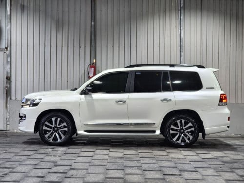 TOYOTA LANDCRUISER 2019 Executive Lounge (ម៉ាស៊ូត)