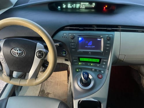 Toyota prius 2013 option 4