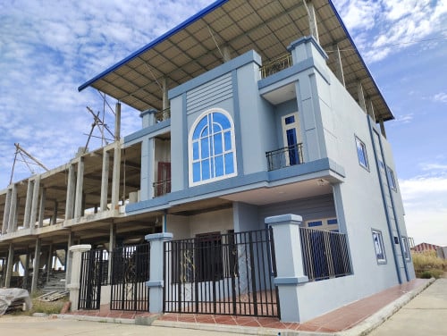 ផ្ទះថ្មីស្អាតពីបុរីផ្ទាល់