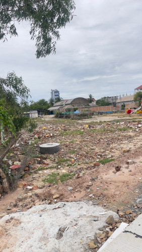 ដីលក់​កណ្តាល​ក្រុង​ ទល់មុខ​ព្រែក​ (ផ្លូវ​មុខ​ក្រោយ​)