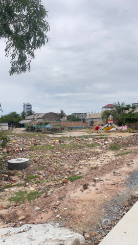 ដីលក់​កណ្តាល​ក្រុង​ ទល់មុខ​ព្រែក​ (ផ្លូវ​មុខ​ក្រោយ​)