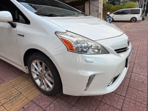 ស្លាកលេខ 2013” Prius V Full 5” សកាំមៃក្នុងលឿង មូលស្អាតល្អ ម្ចាស់ដើម