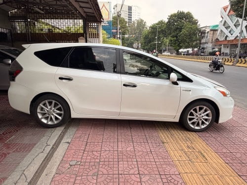 ស្លាកលេខ 2013” Prius V Full 5” សកាំមៃក្នុងលឿង មូលស្អាតល្អ ម្ចាស់ដើម