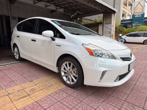 ស្លាកលេខ 2013” Prius V Full 5” សកាំមៃក្នុងលឿង មូលស្អាតល្អ ម្ចាស់ដើម