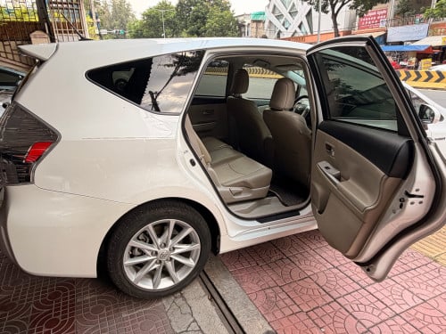 ស្លាកលេខ 2013” Prius V Full 5” សកាំមៃក្នុងលឿង មូលស្អាតល្អ ម្ចាស់ដើម