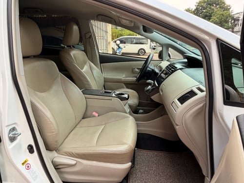ស្លាកលេខ 2013” Prius V Full 5” សកាំមៃក្នុងលឿង មូលស្អាតល្អ ម្ចាស់ដើម