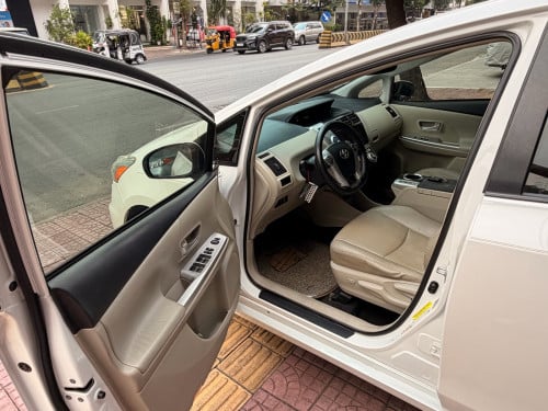 ស្លាកលេខ 2013” Prius V Full 5” សកាំមៃក្នុងលឿង មូលស្អាតល្អ ម្ចាស់ដើម