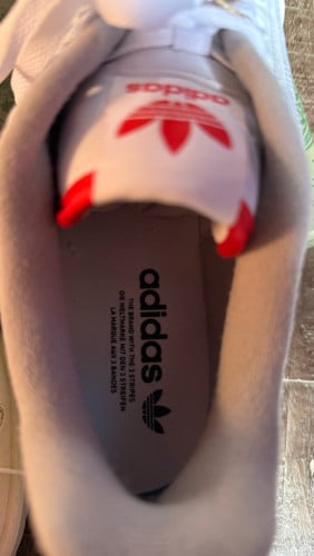 ស្បែកជើង adidas ថ្មី ល បានម្តងនៅផ្លាកzin