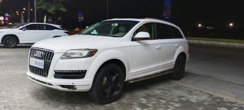 លក់Audi Q7 2011 full កៅអី3ជួរ ដំបូលបើ2តង់ ក្នុងលឿង