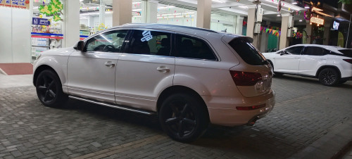 លក់Audi Q7 2011 full កៅអី3ជួរ ដំបូលបើ2តង់ ក្នុងលឿង