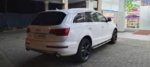 លក់Audi Q7 2011 full កៅអី3ជួរ ដំបូលបើ2តង់ ក្នុងលឿង