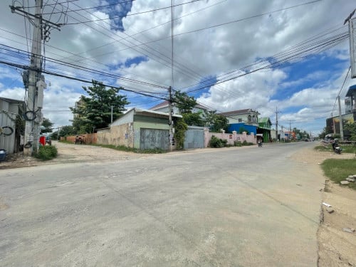 🏡 ដីនិងផ្ទះ (កែង) នៅជិតបុរី ពិភពថ្មីឈូកវ៉ា2 ត្រូវការលក់បន្ទាន់ខ្លាំង