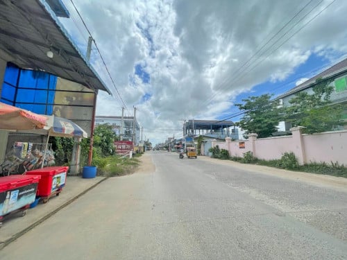 🏡 ដីនិងផ្ទះ (កែង) នៅជិតបុរី ពិភពថ្មីឈូកវ៉ា2 ត្រូវការលក់បន្ទាន់ខ្លាំង