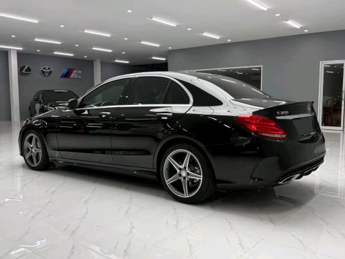 Mercedes-Benz C300  Price: $29,800 (ចរចាបាន)