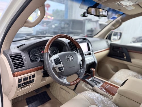 2013 Toyota Land Cruiser Full Option ទើបរៀបចំហើយ