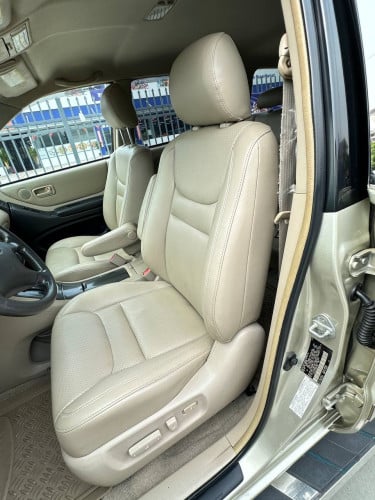 Highlander 2003 4machine very nice car Gold Color