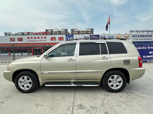 Highlander 2003 4machine very nice car Gold Color