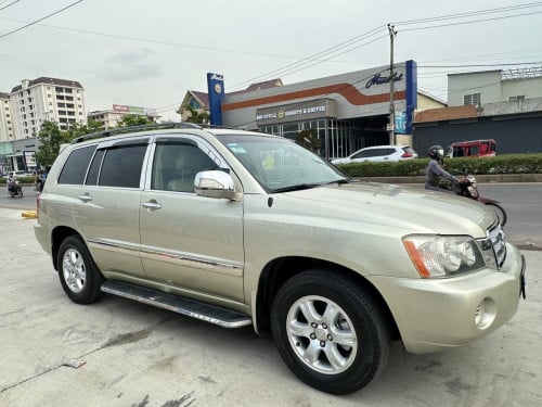 Highlander 2003 4machine very nice car Gold Color