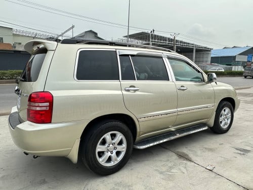 Highlander 2003 4machine very nice car Gold Color