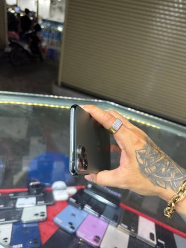 iPhone 11 Pro Max Green LL/A HD256GB Phone Condition 98% 🔋87% , ម៉ាស៊ីនសានុំ , មានស្កេនមុខ
