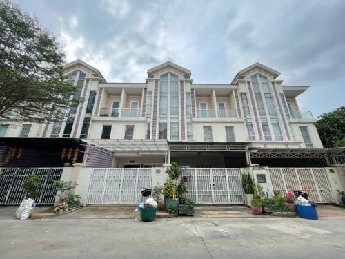 Link A for rent in Borey Chip Mong land sensok Aeon2 price 950$ negotiable full furnish