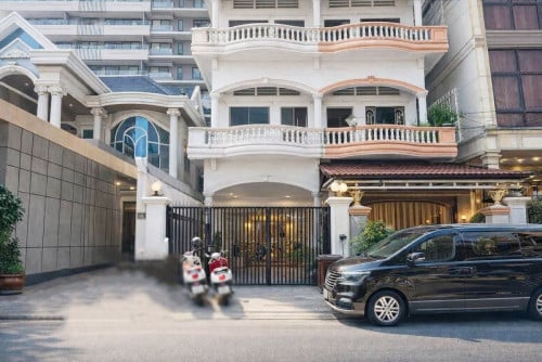 SHOP HOUSE FOR RENT IN BKK1