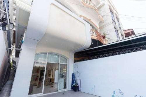 SHOP HOUSE FOR RENT IN BKK1