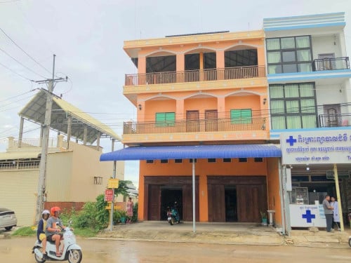 ផ្ទះលក់បន្ទាន់ 2 ល្វែងជាប់គ្នា