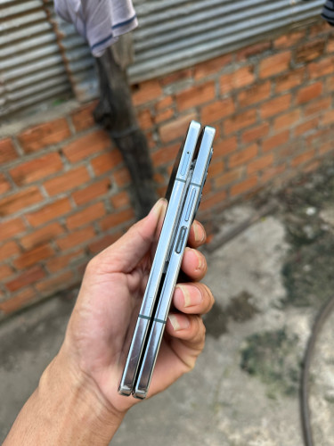 Galaxy Zfold4 512G លក់បងៗ ប្រើប្រាស់បានធម្មតាធានាជូន👍🏿👍🏿 តំលៃនិយាយគ្នាតាមលេខបាន 069635424