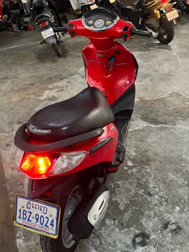 Piaggio Fly 125 FI from Italy original. Full tax
