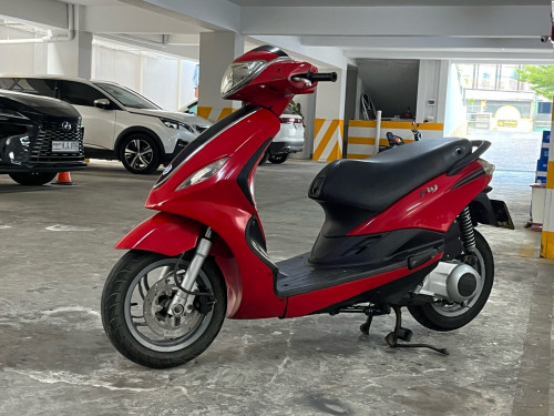 Piaggio Fly 125 FI from Italy original. Full tax