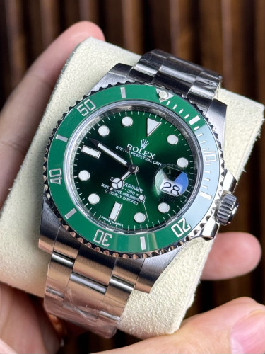 Rolex  Submariner 116610LV Hulk Green Dial