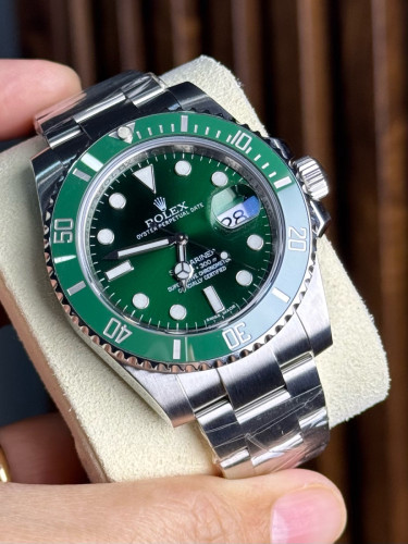 Rolex  Submariner 116610LV Hulk Green Dial
