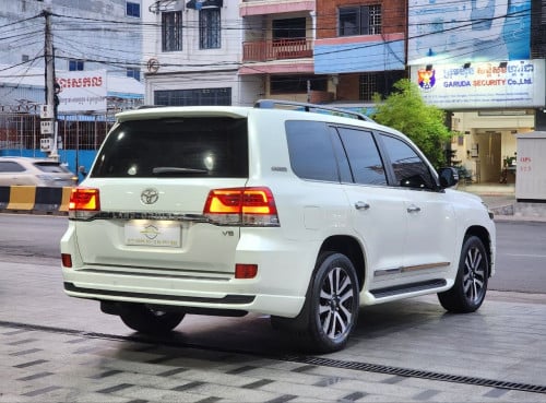 Toyota Land Cruiser VIP Executive Lounge (ម៉ាស៊ូត)
