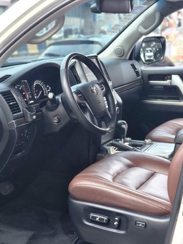 Toyota Land Cruiser VIP Executive Lounge (ម៉ាស៊ូត)