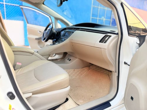 Toyota Prius 2010 Option 4 សូឡា ខាងក្នុងលឿង