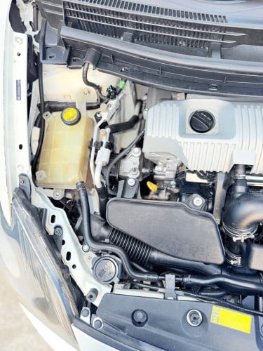 Toyota Prius 2010 Option 4 សូឡា ខាងក្នុងលឿង