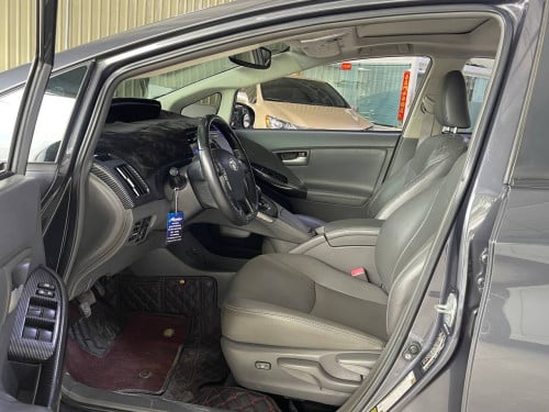 Toyota Prius 2011 option 4 Solar ទេីបតែចូលស្តុកថ្មី តម្លៃល្អ បង់រំលស់សិក្សា១៥នាទីដកឡាន