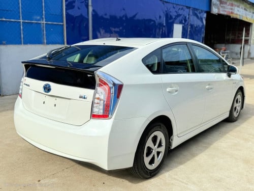 Toyota Prius 2014 ឡានស្អាត ឃ្មុំហ្ស៊ីន