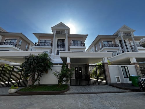 Twin Villa for rent in Borey Peng Houth Boeng snor price 1500$ negotiable full furnish