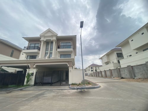 Twin Villa for rent in Borey Peng Houth Boeng snor price 2000$ negotiable full furnish