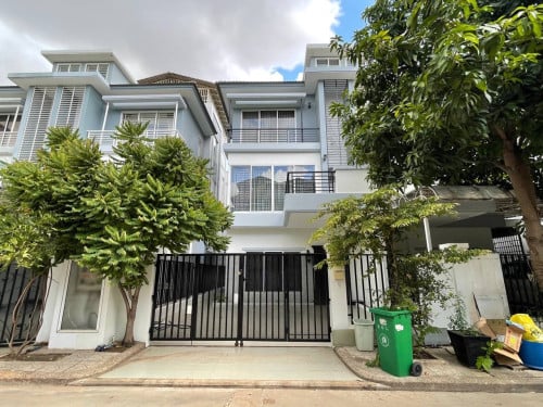 Twin Villa for rent near Aeon2 mall SenSok