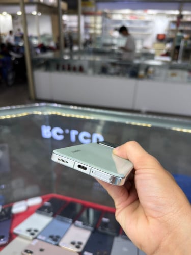 Xiaomi 13 CH Ram12GB HD256GB Phone Condition 97% , ម៉ាស៊ីនសានុំស្អាត