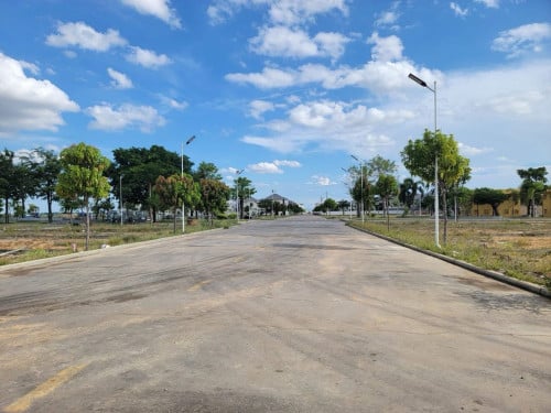 ដីកែងខ្នាតវីឡាជាប់ផ្លូវបេតុង