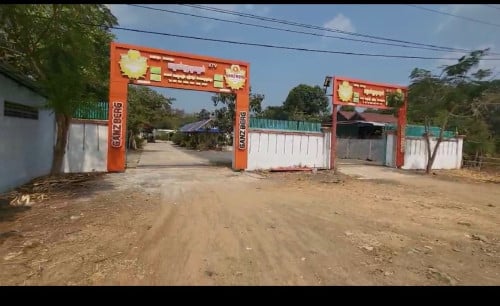 ដីនឹងហាងលក់តម្លៃ13មុឺនចរចារ.ចំណូល500/1ខែ  ទំហំ30x100.  ខេត្តកំពុងឆ្នាំង. គីឡូមែត្រលេខ105